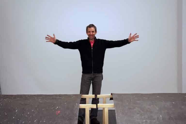 l'artiste Joseph Bey dans son atelier
